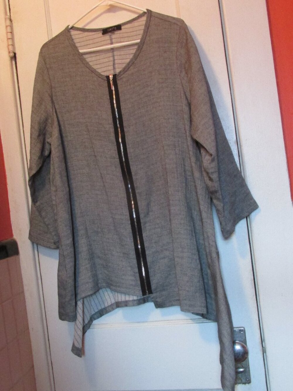 Comfy USA Long Sleeved Asymmetrical Tunic Front Zipper Size Large Flare at hem